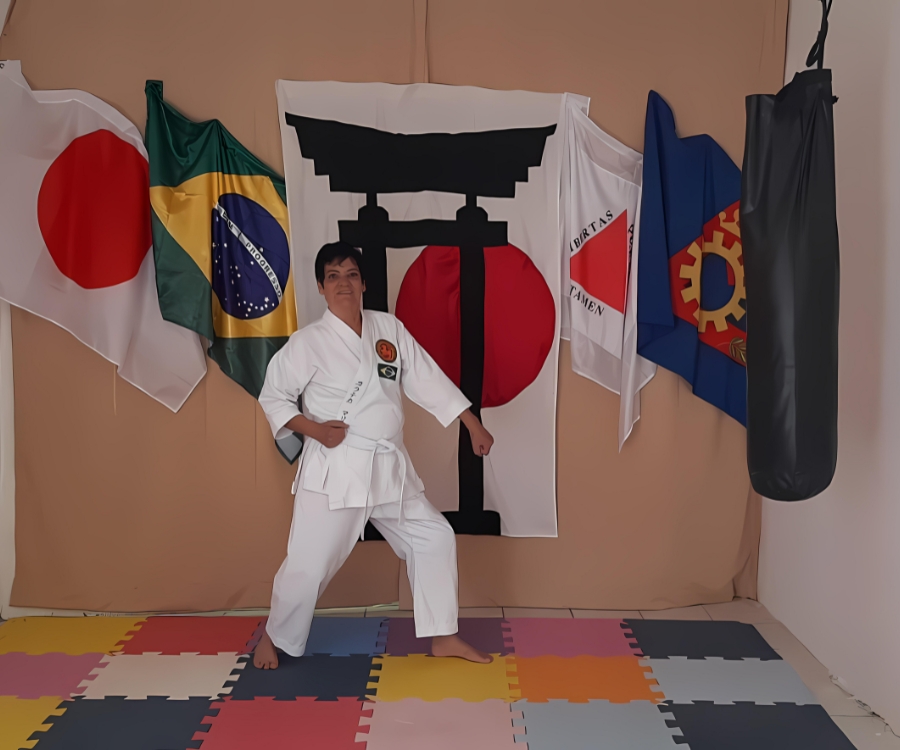 marilia treinando com faixa branca