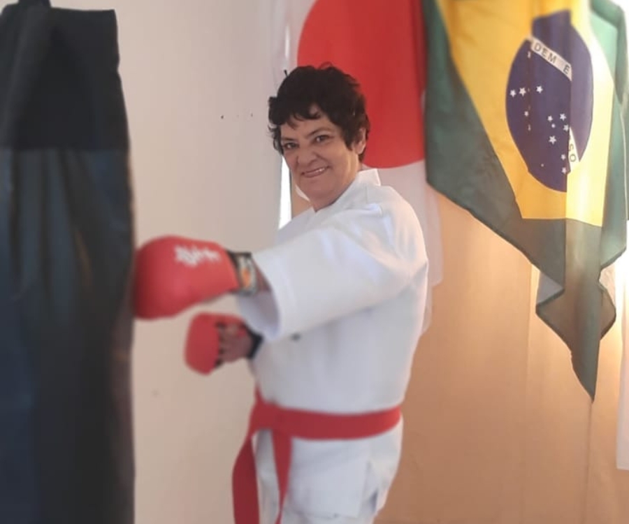 imagem marilia com luvas de karate