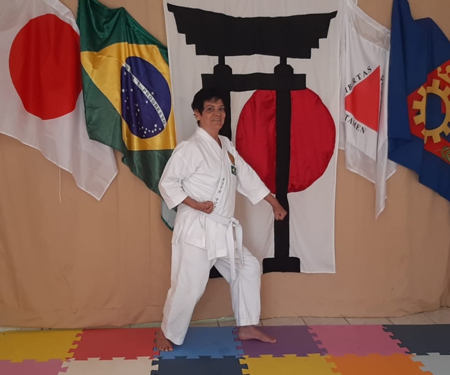 marilia treinando com faixa branca