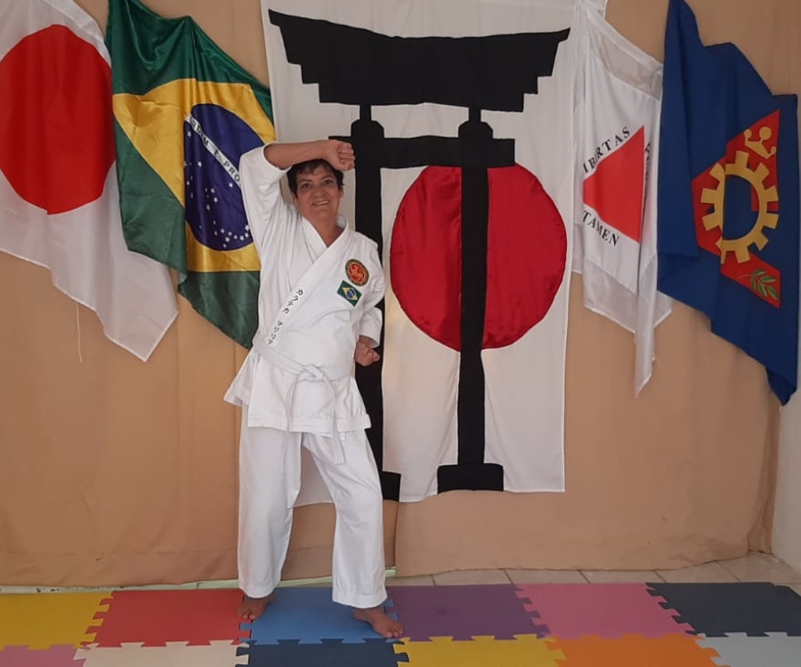 marilia treinando com a faixa branca